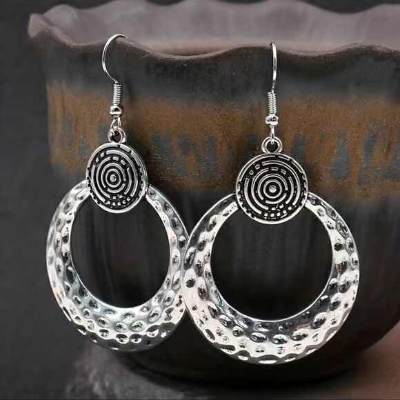 Vintage Style Zinc Alloy Silver Plated Hollow Dangle Earrings NWT - Picture 1 of 4